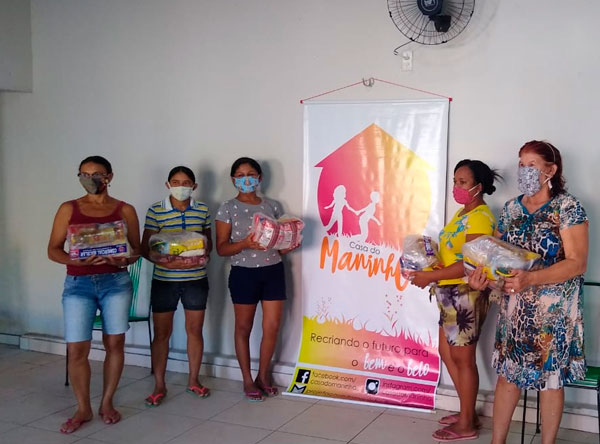 Cestas bsicas so destinadas a famlias em Teresina por meio de grupo de teatro