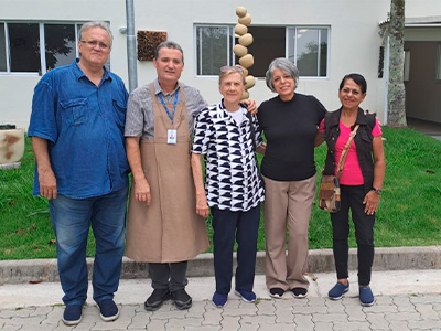 Voluntria pioneira da Fundao Mokiti Okada (FMO) visita o Instituto de Arte e Cermica (IACE)