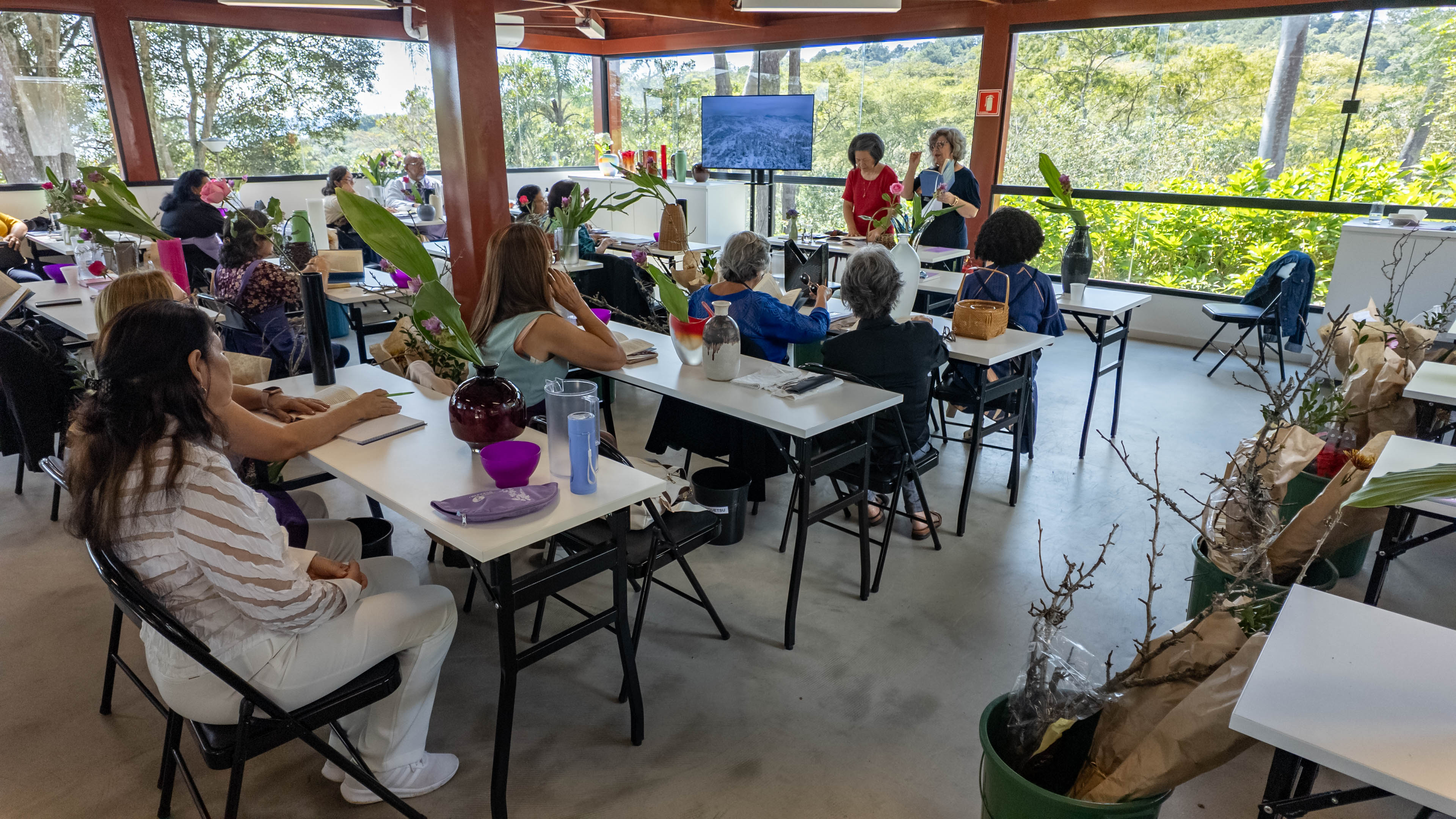 Ikebana Sanguetsu realiza aprimoramento para professores titulares